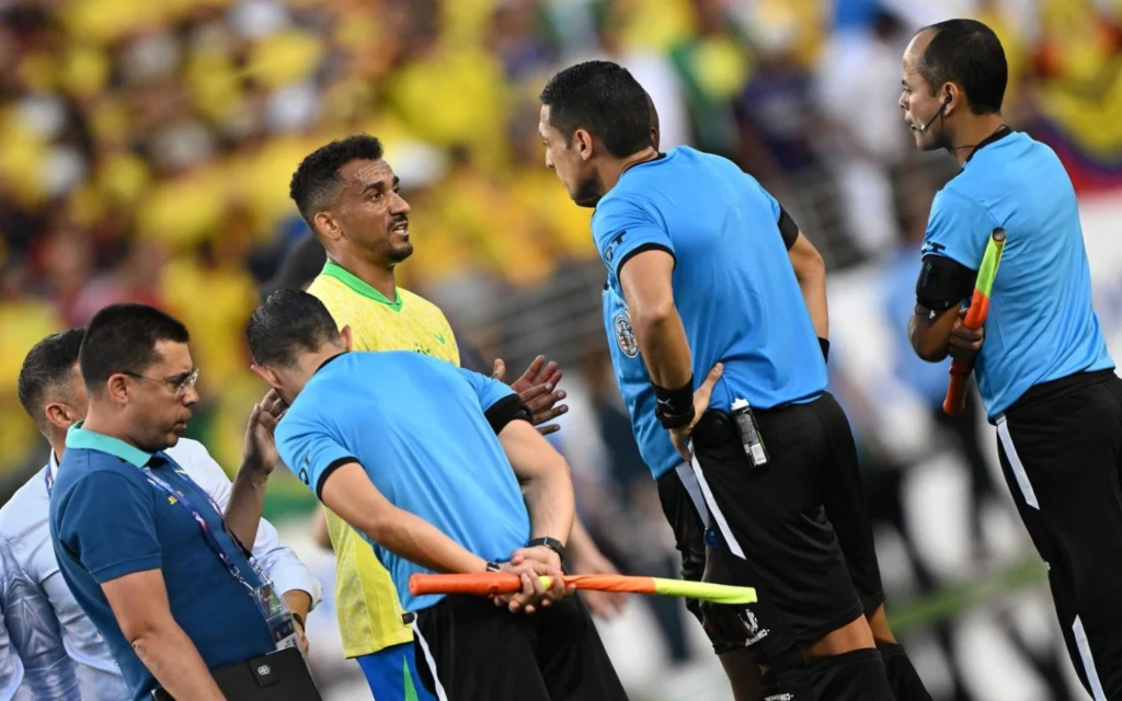 Pênalti em Vini Jr: relembre outros erros de arbitragem que prejudicaram o Brasil na história Danilo reclama com árbitro do jogo