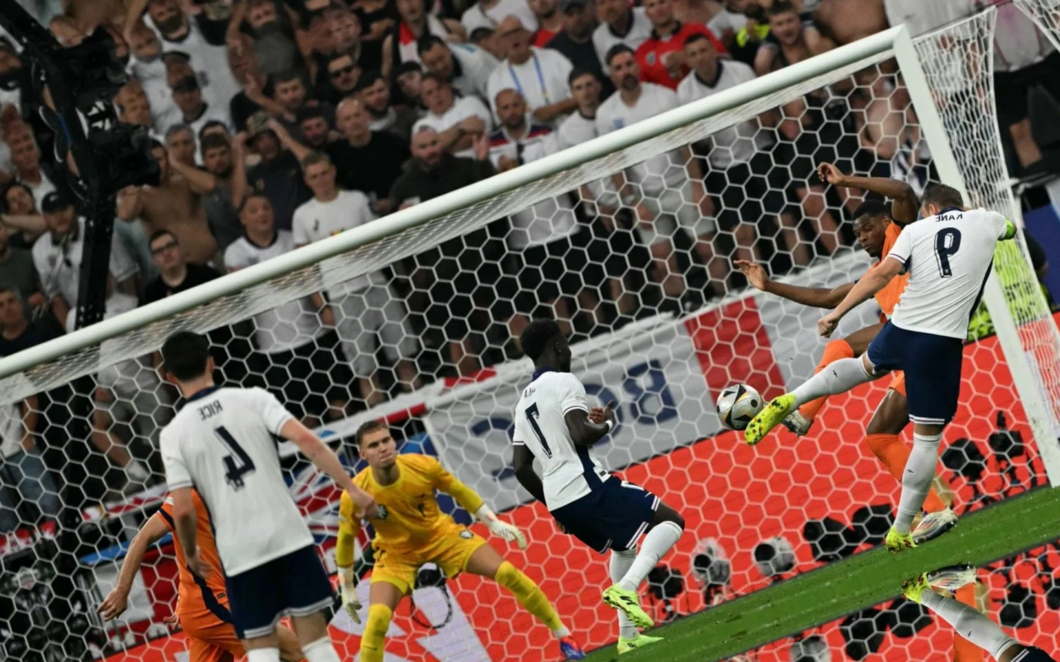 Pênalti para a Inglaterra é alvo de debate entre internautas: ‘Não foi nada’ Dumfries atingiu Harry Kane após o chute. (Foto: AFP)