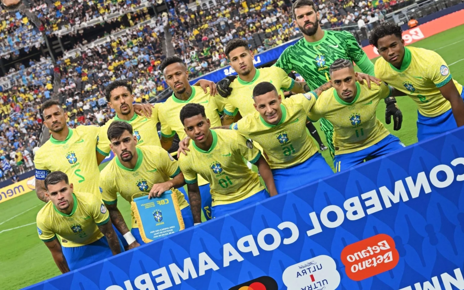 Pentacampeão do mundo manda duro recado a jogadores da Seleção Brasileira e cita Neymar Seleção Brasileira foi eliminada pelo Uruguai nas quartas de final da Copa América (Photo by Robyn Beck/AFP)