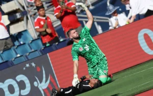 Peru x Canadá: Assistente Cai no Gramado e Paralisa Partida