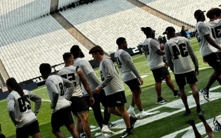 Philadelphia Eagles faz treino na Neo Química Arena; veja os bastidores da preparação Philadelphia Eagles faz preparação antes da partida pela NFL São Paulo Game 2024 (Foto: Vinícius Alves/ Agência Corinthians)