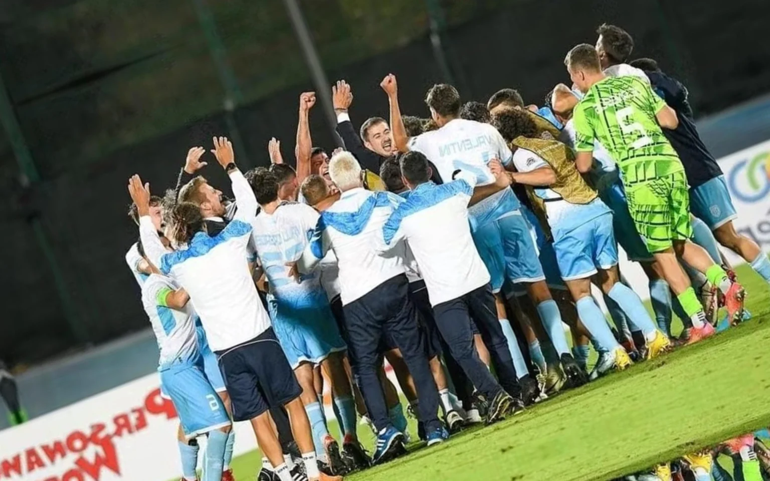 Pior seleção do mundo vence um jogo depois de 20 anos e chega ao 2° triunfo na história Jogadores de San Marino comemoram vitória histórica (Foto: Divulgação/FSGC)