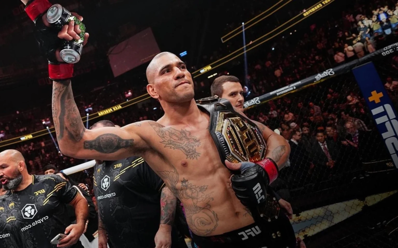 Poatan alfineta rival do kickboxing que criticou estilo de luta do brasileiro: ‘Não sou burro’ Poatan é campeão dos meio-pesado do UFC (Foto: Divulgação / UFC)