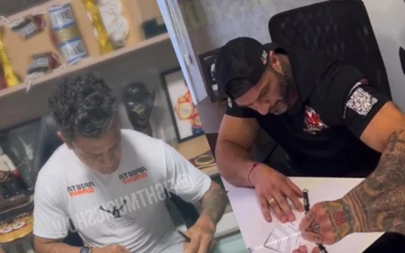 Popó vai enfrentar Kleber Bambam em luta de boxe: ‘Vai receber muito pau’ Momento em que Kleber Bambam e Popó assinam contrato da luta (Foto: Reprodução/Instagram)