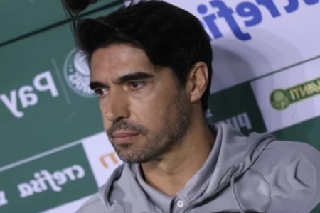 Por que o Palmeiras não cogita demissão de Abel Ferreira após eliminações Técnico Abel Ferreira mantém alto prestígio no Palmeiras (Foto: Marcello Zambrana/AGIF)