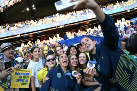 Prata no futebol e bronze no vôlei! Veja o resumão do dia nas Olimpíadas Equipe brasileira conquistou a medalha de prata no futebol (Foto: Jonathan NACKSTRAND/AFP)