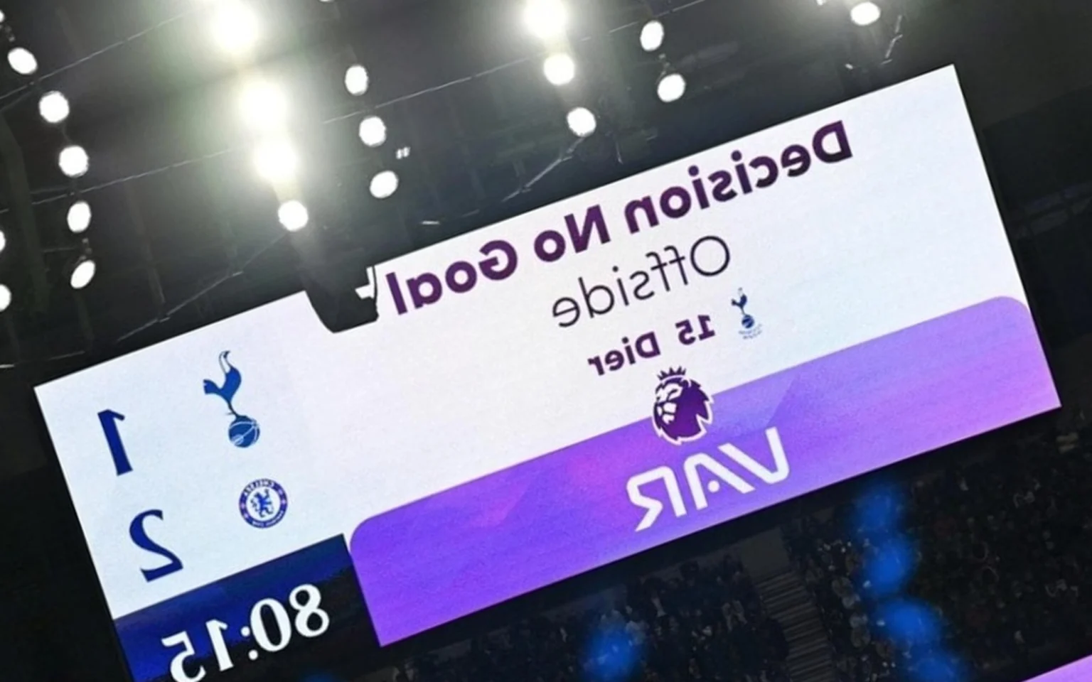 Premier League pode acabar com o uso do VAR na próxima temporada; entenda a situação Árbitro de vídeo é utilizado na liga desde 2019. (Foto: AFP)