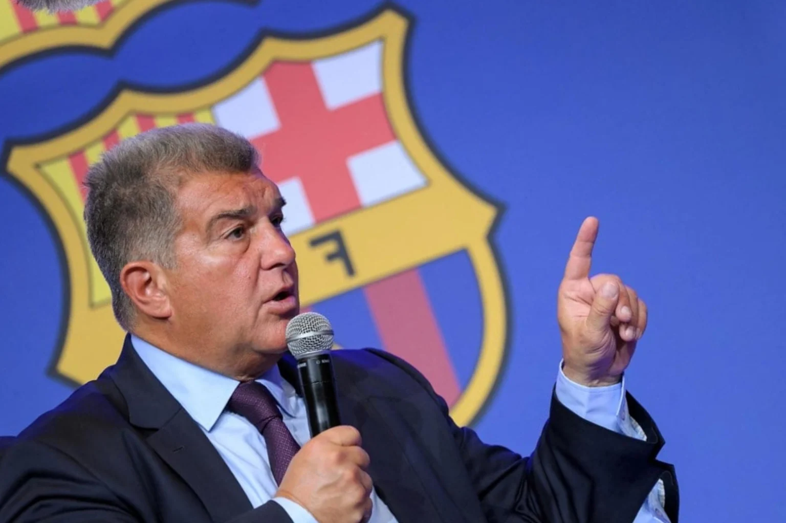 Presidente do Barcelona justifica saída surpreendente de astro Barcelona passou por dificuldades na janela de transferências (Foto: LLUIS GENE / AFP)