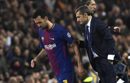 Problema! Fratura no pé direito tira Busquets de ação por três semanas Valverde cumprimenta Busquets após substituição (Foto: Lluis Gene / AFP)