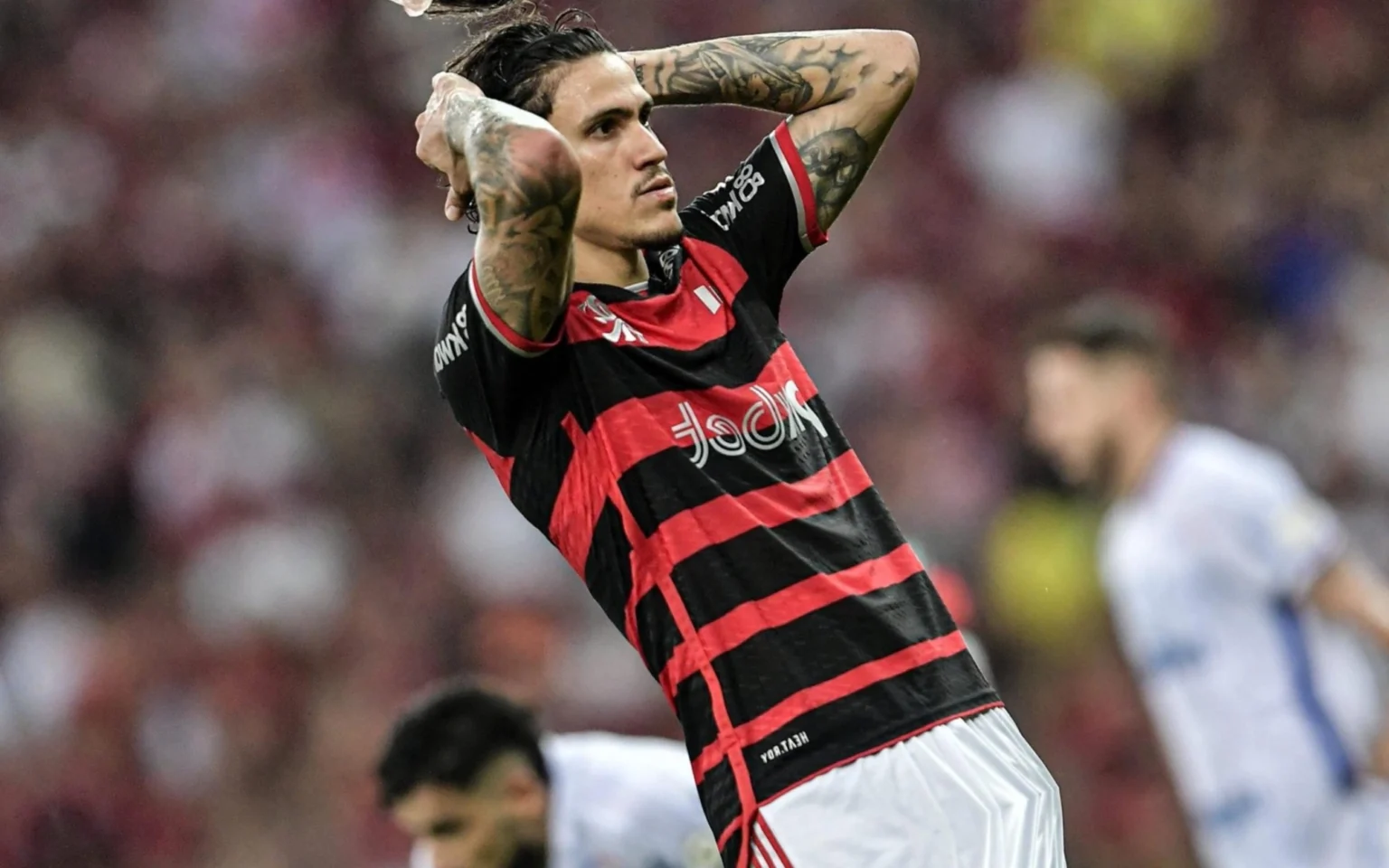 Programa da Fifa livra Flamengo de arcar com salário de Pedro por conta de lesão Pedro sofreu grave lesão em serviço da Seleção Brasileira e Flamengo deve acionar Fifa para que entidade pague o salário do atleta (Thiago Ribeiro/AGIF)