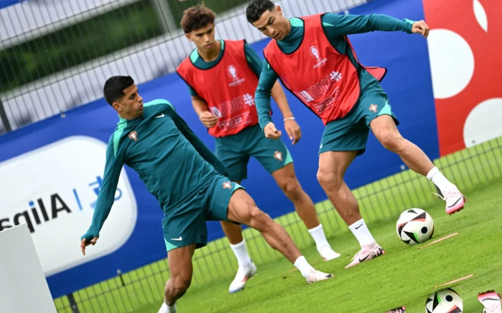 Quais são as chances de Portugal repetir o feito de 2016 e vencer a França na Eurocopa? Cristiano Ronaldo em ação no treino de Portugal (Foto: PATRICIA DE MELO MOREIRA / AFP)