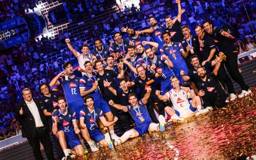 Quais são os maiores campeões da Liga das Nações de Vôlei Masculino? Seleção francesa comemora título da VNL 2024 (Foto: Divulgação / Volleyball World)