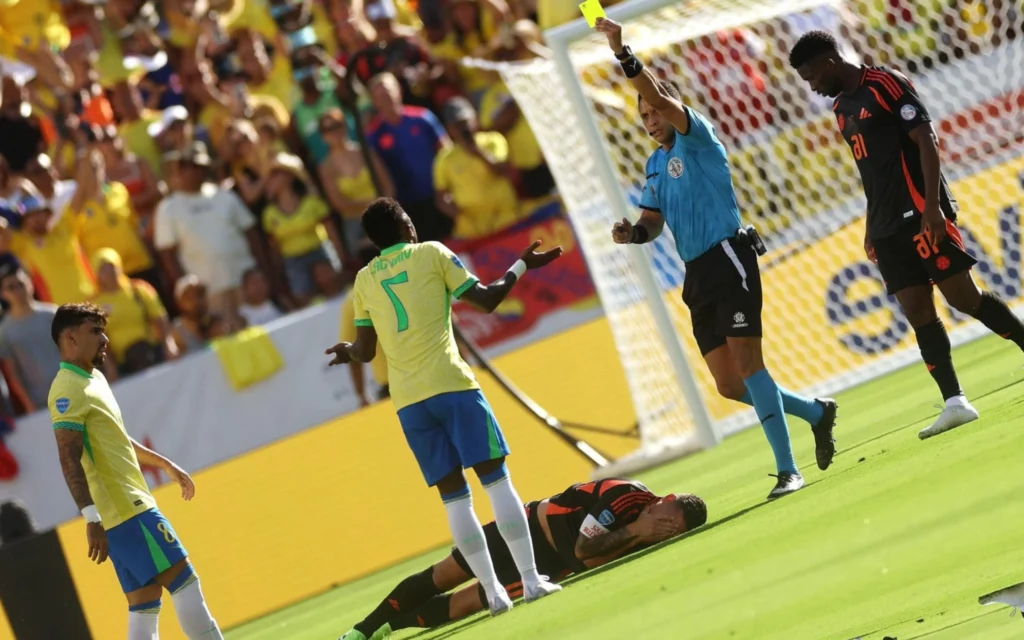 Qual o tamanho da ausência de Vini Jr contra o Uruguai? Vini Jr é amarelado durante jogo do Brasil (Foto: EZRA SHAW / GETTY IMAGES NORTH AMERICA / Getty Images via AFP)