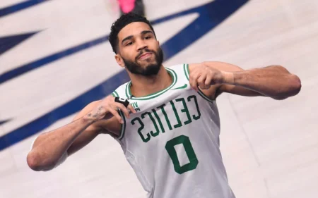 Quando começa a temporada 2024/25 da NBA? Jayson Tatum é a grande referência técnica do Boston Celtics (Foto: Brian Babineau / AFP)