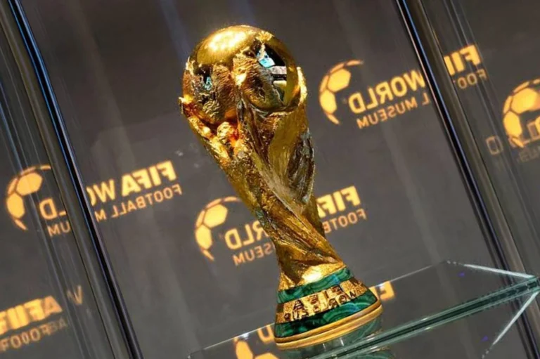 Quando e onde vai ser a próxima Copa do Mundo? Taça da Copa do Mundo é o objeto mais almejado entre os jogadores de futebol (Franck Fife/AFP)