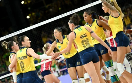 Quando será a disputa pelo bronze do Brasil no vôlei feminino das Olimpíadas? Jogadoras do Brasil em partida contra os EUA pelas Olimpíadas (Foto: Natalia KOLESNIKOVA / AFP)