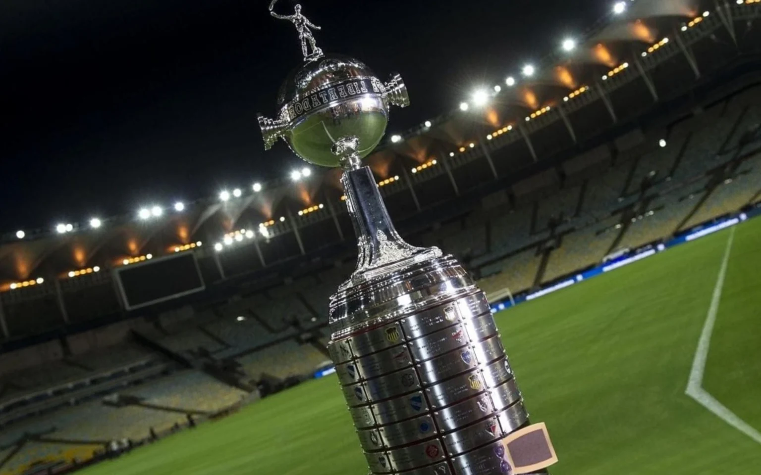 Quantas finais da Libertadores já foram disputadas no Maracanã? Quem foi campeão? Tradicional taça da Libertadores no Maracanã