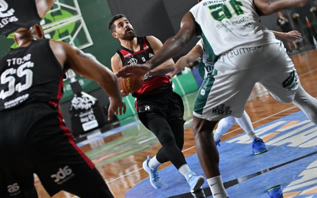 Quantos títulos do NBB tem o Flamengo? Flamengo pelo terceiro jogo da semifinal do NBB (Foto: Divulgação/NBB)