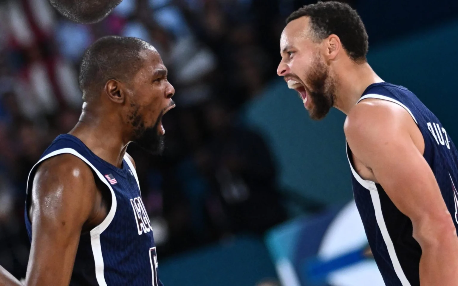 Quem foi o melhor jogador da Seleção dos EUA em cada edição da Olimpíada? Stephen Curry e Kevin Durant nas Olimpíadas de 2024 (Foto: Aris MESSINIS / AFP)