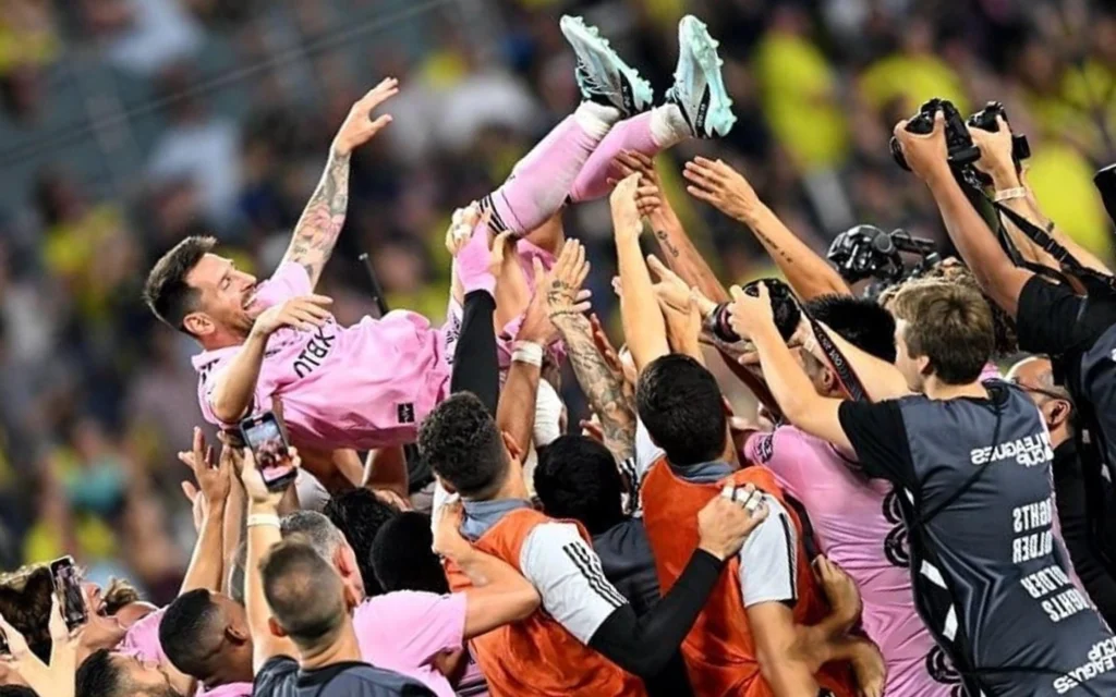 Quem são os jogadores com mais títulos na história? Messi é festejado por companheiros após primeiro título nos EUA (FOTO: CHANDAN KHANNA / AFP)