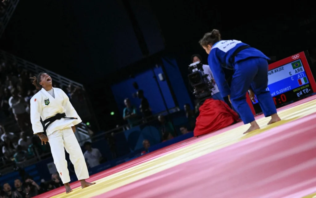 Rafaela Silva brilha no golden score e garante bronze por equipes do Brasil nas Olimpíadas Rafaela Silva comemora bronze em equipe em Paris (Foto: Luis ROBAYO / AFP)