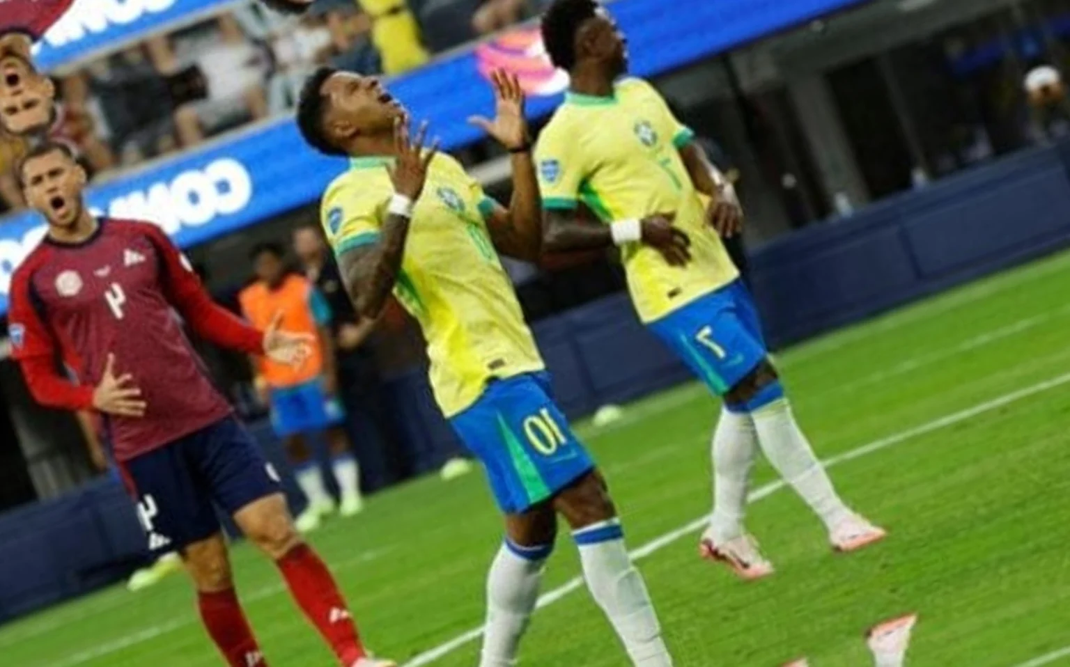 Ranking da Fifa: Brasil sofre queda e Argentina dispara; confira o Top 10 Rodrygo lamenta gol perdido diante da Costa Rica (Foto: Ronald Martinez / AFP)