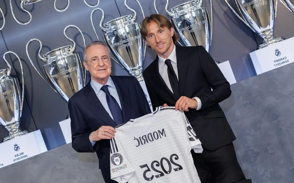 Real Madrid anuncia renovação de contrato de Luka Modric Modric assina extensão com o Real Madrid (Foto: Divulgação)