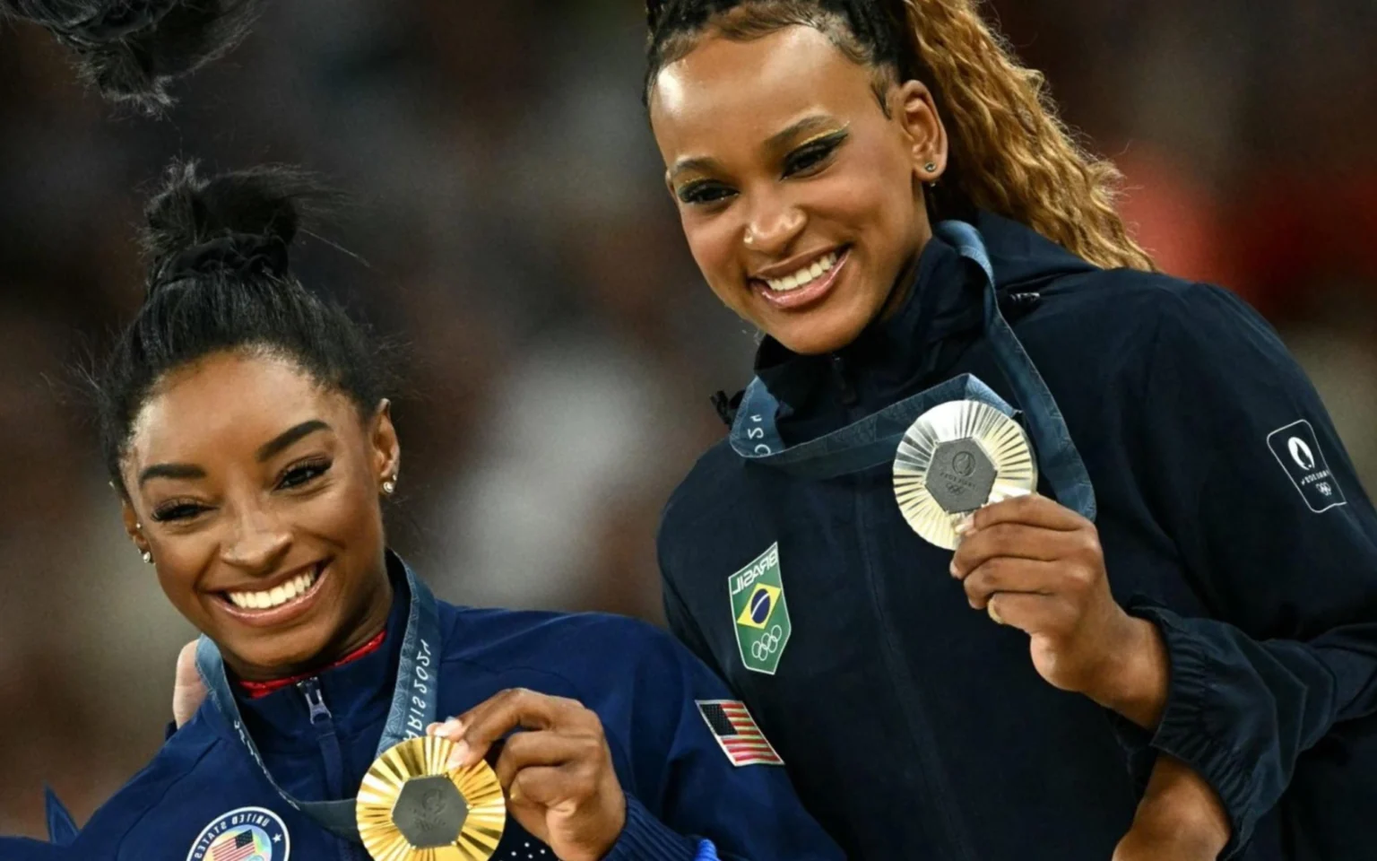 Rebeca Andrade mostra salto que poderia ter resultado em ouro contra Simone Biles Simone Biles ganhou ouro no salto e Rebeca ficou com a prata (Foto: Lionel BONAVENTURE/AFP)