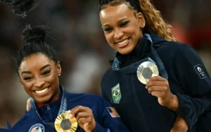 A Batalha pelo Ouro: Simone Biles e Rebeca Andrade no Salto