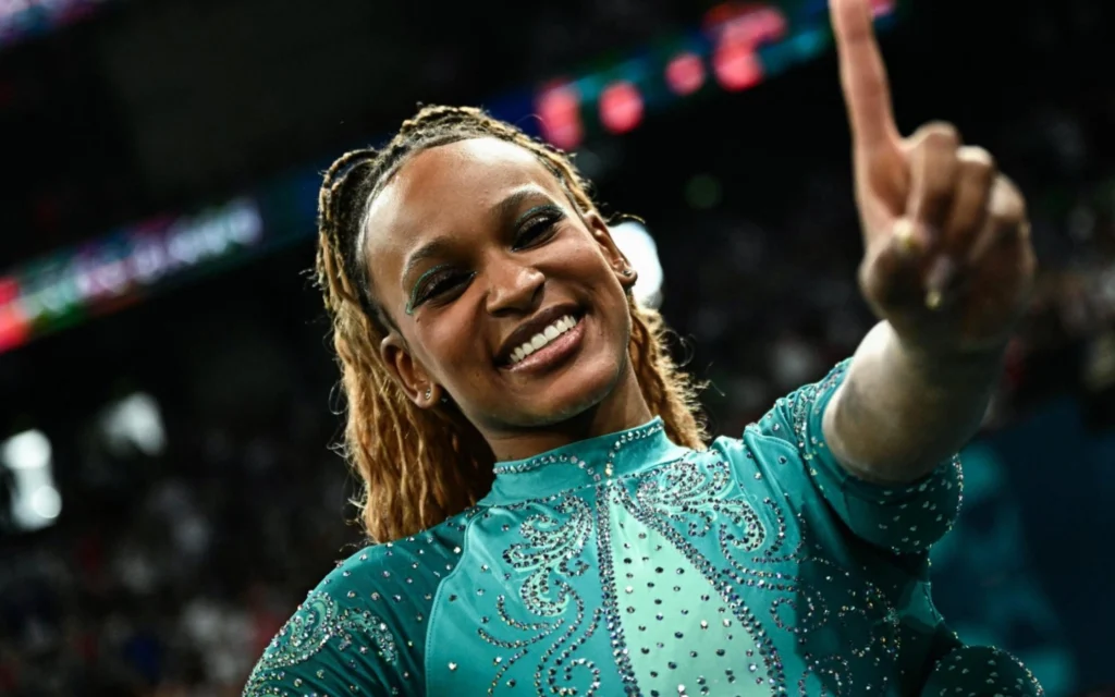 Rebeca Andrade revela como lida com pressão após recorde em Paris: ‘Me esforcei para isso’ Rebeca Andrade se tornou a brasileira com mais medalhas em Olimpíadas (Foto: Gabriel BOUYS / AFP)