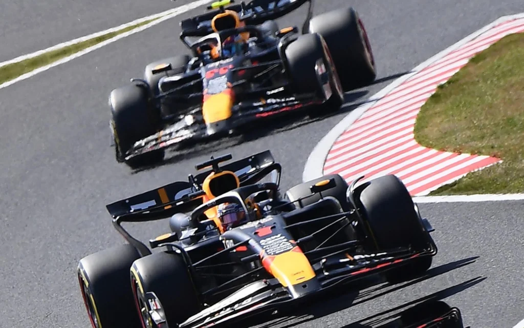 Red Bull exalta recuperação com dobradinha de Verstappen e Pérez no Japão: ‘Ótimo’ Verstappen e Perez fizeram a terceira dobradinha na temporada (Foto: Toshifumi KITAMURA / AFP)