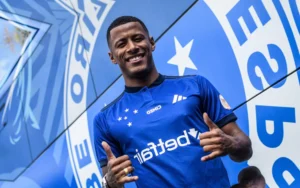 Reforço do Cruzeiro: Arthur Gomes é oficializado e pode estrear na equipe.