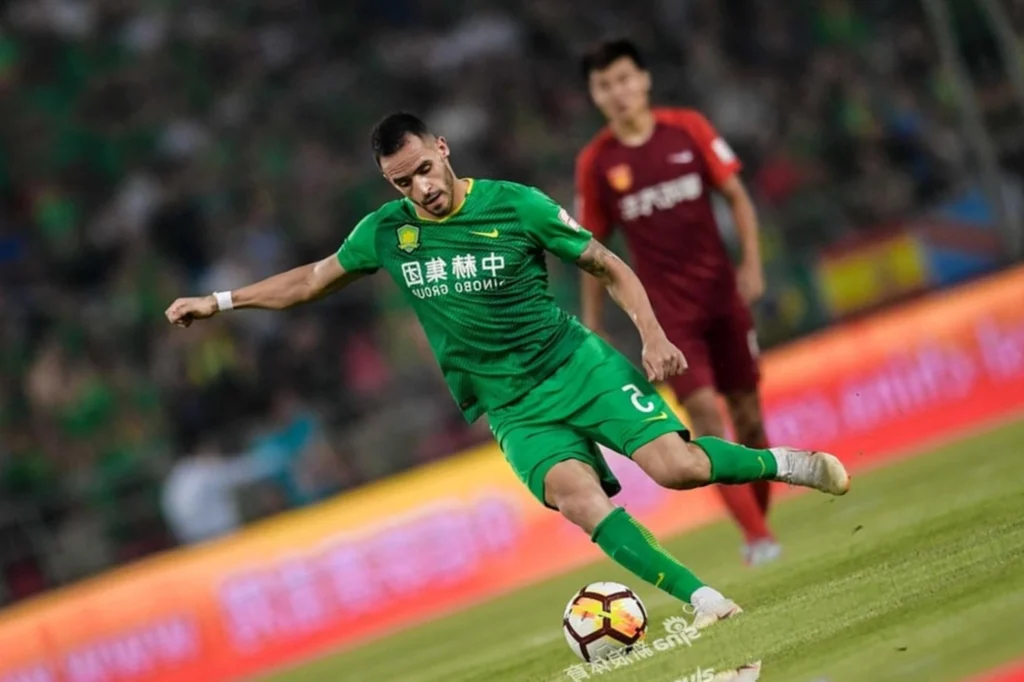 Renato Augusto brilha mais uma vez e Beijing Guoan goleia no Chinesão Renato Ausgusto marcou um gol e deu duas assistências em vitória por 5 a 2 (Foto: Reprodução)