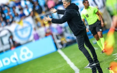 Renato Gaúcho poupa arbitragem e culpa ‘erros infantis’ por derrota do Grêmio no último minuto Renato Gaúcho criticou seus jogadores pela derrota de virada do Grêmo diante do Atlético-MG (Foto: LUCAS UEBEL/GREMIO FBPA)