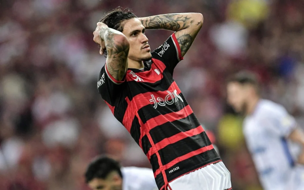 Renato Maurício Prado aponta solução para ataque do Flamengo após lesão de Pedro Pedro durante Flamengo x Fortaleza pelo Campeonato Brasileiro (Foto: Thiago Ribeiro/AGIF)