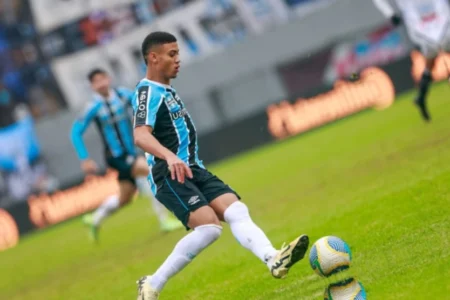 Renato Portaluppi revela que Grêmio deve perder atacante: ‘Estão fazendo de tudo para ele sair‘ Gustavo Nunes em ação pelo Gremio durante partida contra o Operario na Copa Do Brasil 2024 (Foto: Luiz Erbes/AGIF)