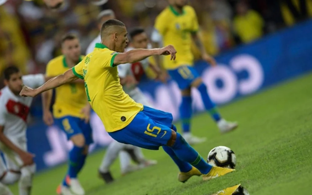 Richarlison dedica gol a bisavó em título do Brasil: ‘Estou emocionado’ Richarlison na cobrança do pênalti