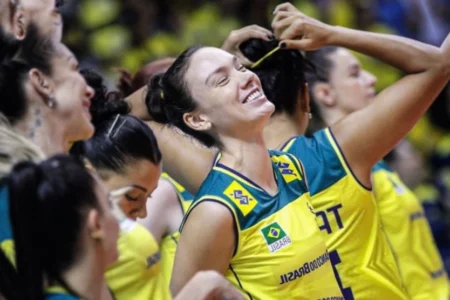 Roberta elege time ideal do vôlei feminino