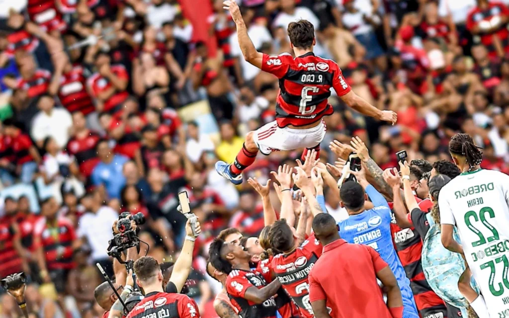 Rodrigo Caio se despede do Flamengo com gratidão e respeito: ‘Aprendi a amar esse clube gigantesco’ Rodrigo Caio se despede do Flamengo nos braços da Nação e sendo erguido por companheiros (Foto: Marcelo Cortes/Flamengo)