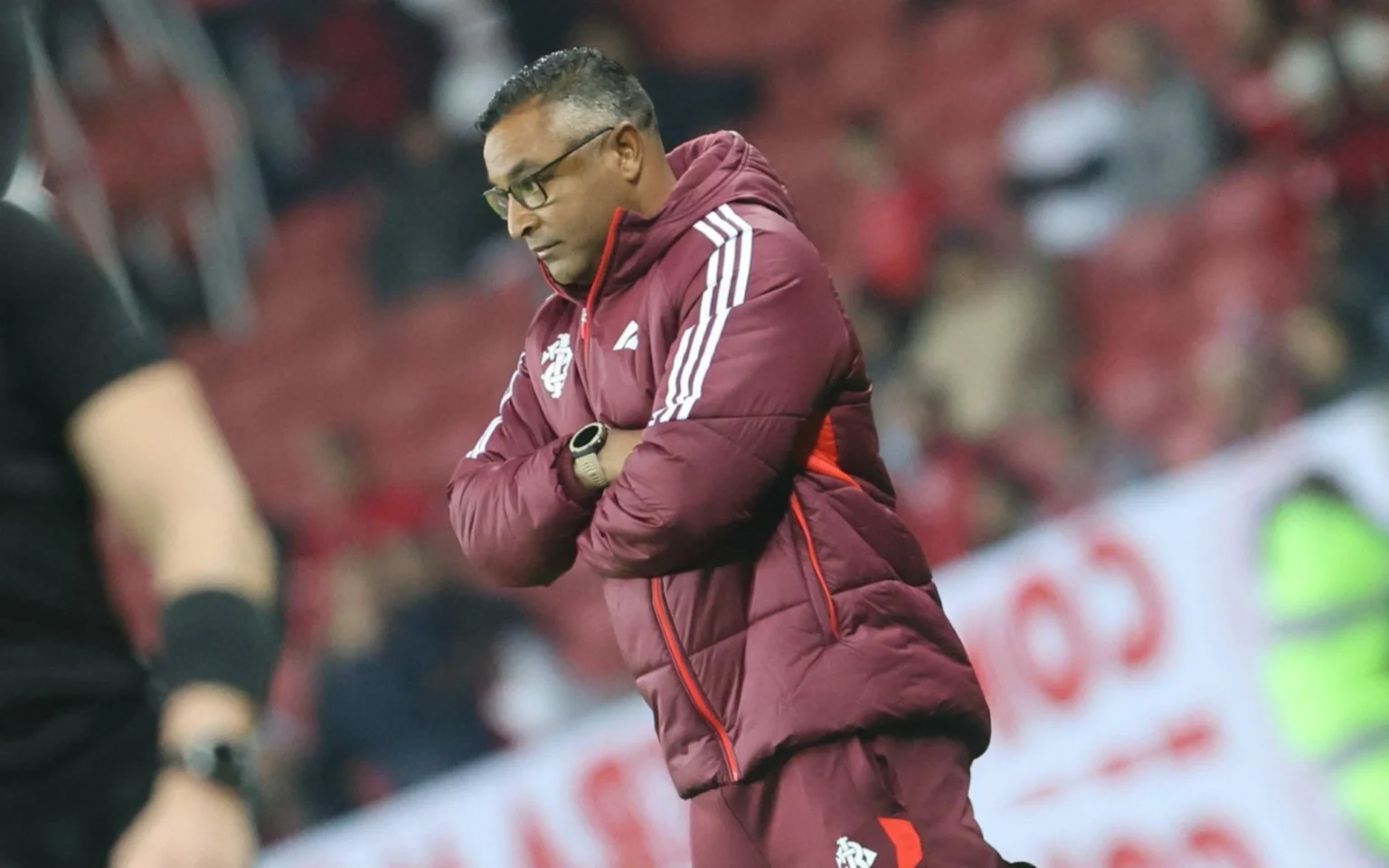 Roger Machado fala sobre retorno de Vitão ao Internacional: ‘150% focado’ Roger Machado no comando do Internacional (Foto: Ricardo Duarte / Internacional)