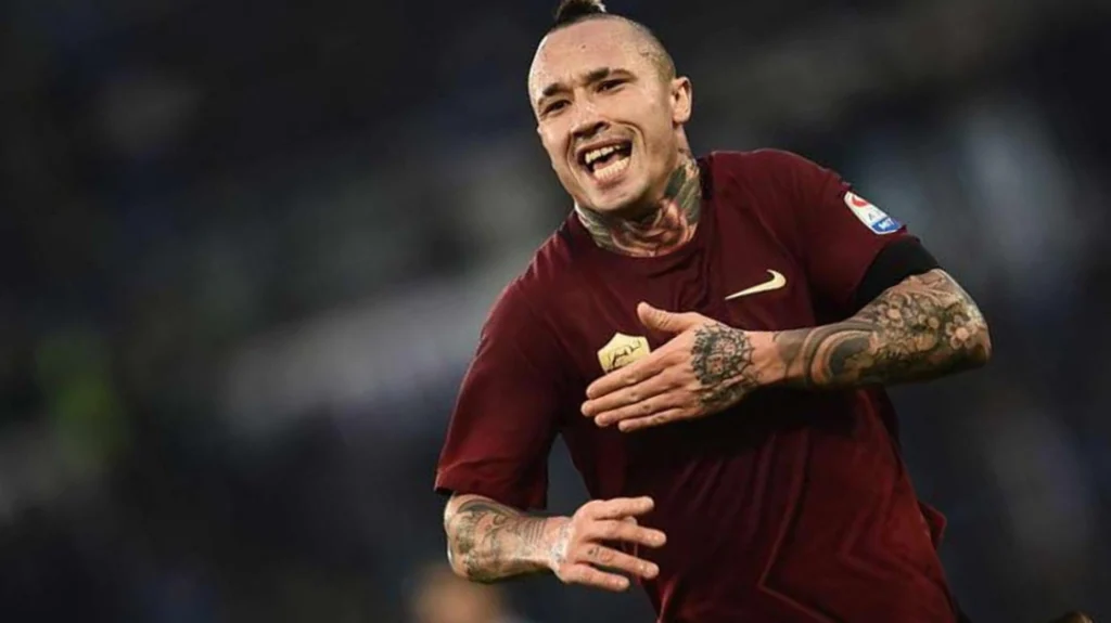 Roma e Barcelona podem ter reforços para confronto da Liga dos Campeões Nainggolan saiu ainda no primeiro tempo no empate da Roma no último sábado (Foto: AFP)