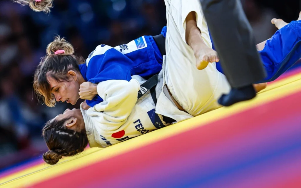 Rosicleide Silva conquista primeira medalha brasileira no judô nas Paralimpíadas de Paris Rosicleide no confronto contra a argentina Rocio Ledesma (Foto: Wander Roberto/CPB)