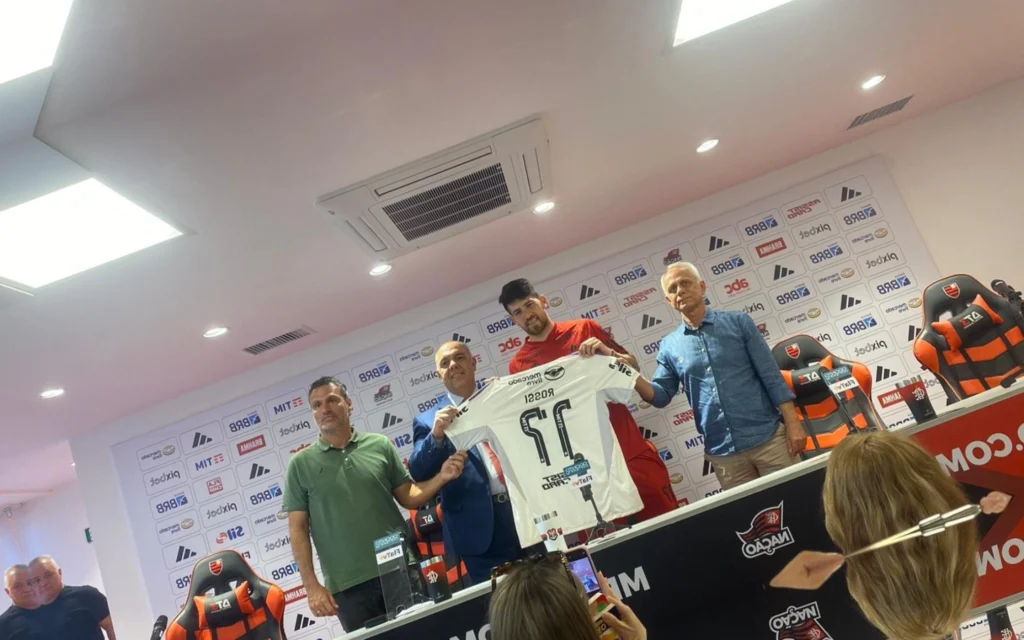 Rossi é apresentado pelo Flamengo e faz elogios ao clube: ‘Um dos maiores do mundo’ Rossi vestirá a camisa 17 no Flamengo (Foto: Guilherme Xavier/LANCE!