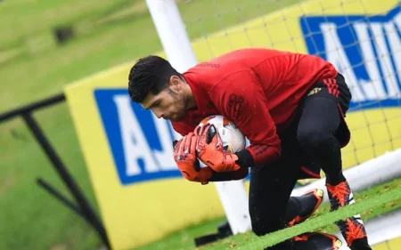 Rossi é vazado depois de 1135 minutos sem sofrer gols na estreia do Flamengo na Libertadores Rossi sofreu primeiro gol no ano na estreia do Flamengo na Libertadores contra o Millonarios (Foto: Marcelo Cortes/CRF)