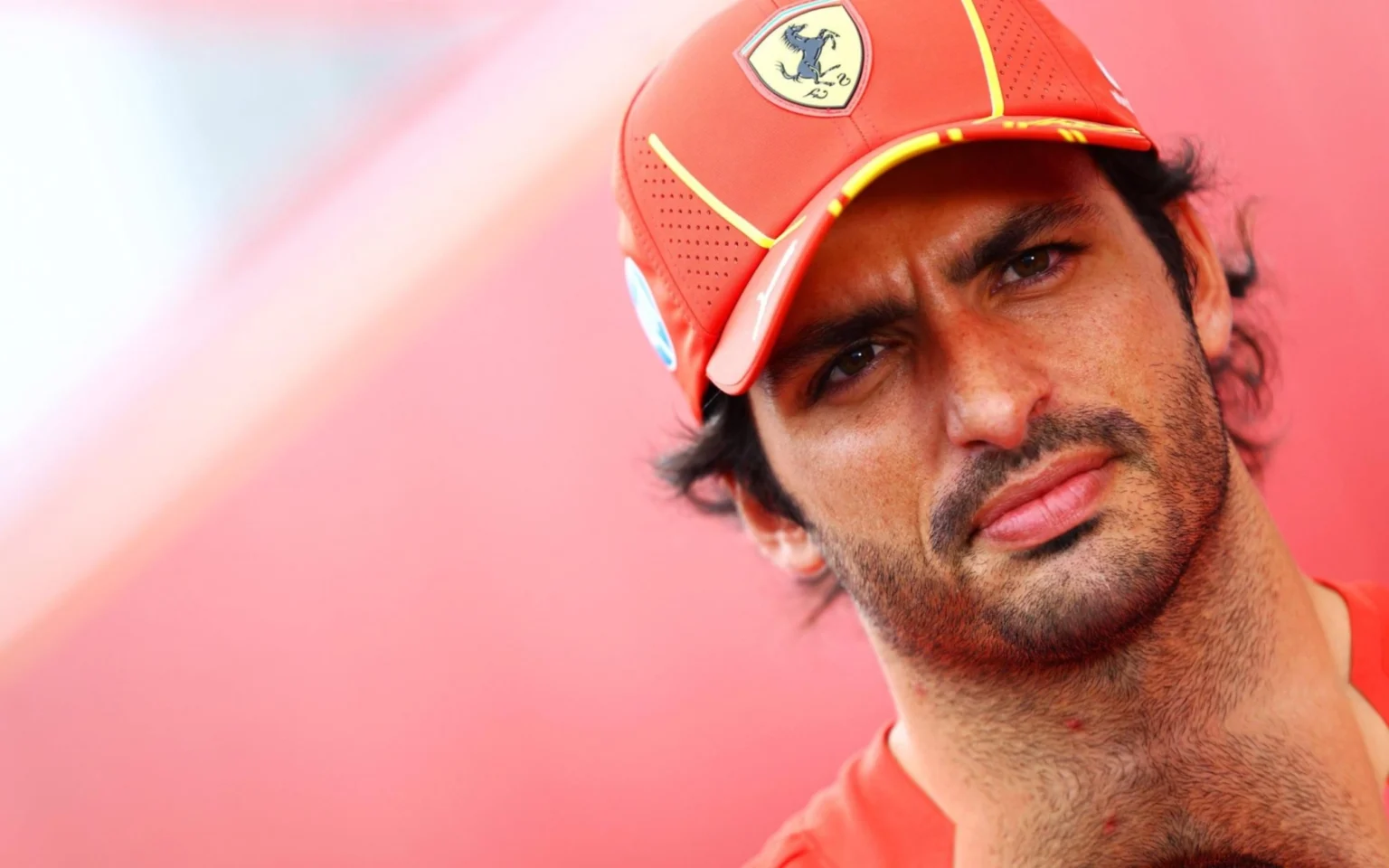 Sainz responde críticas por indefinição sobre futuro: ‘Não estou atrapalhando ninguém’ Carlos Sainz possui futuro incerto na Fórmula 1 (Foto: Mark Thompson / AFP)