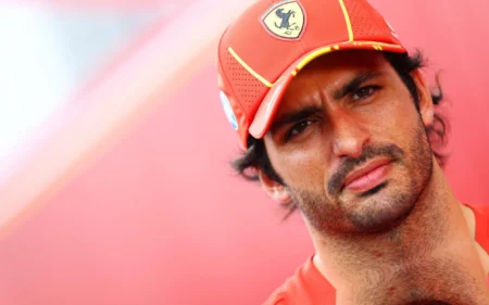 Sainz responde críticas por indefinição sobre futuro: ‘Não estou atrapalhando ninguém’ Carlos Sainz possui futuro incerto na Fórmula 1 (Foto: Mark Thompson / AFP)