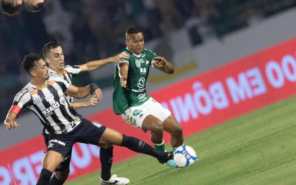 Santos cede empate ao Guarani e deixa escapar liderança da Série B Guarani e Santos ficaram no empate (Foto: Diogo Reis/AGIF)