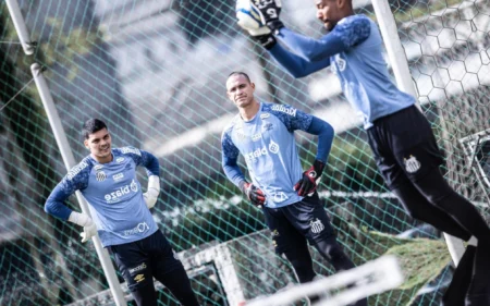 Santos tem desfalques e pode ter novidades contra a Ponte Preta Goleiros Renan e Gabriel Brazão disputarão a vaga de titular do Santos (Foto: Divulgação Santos)