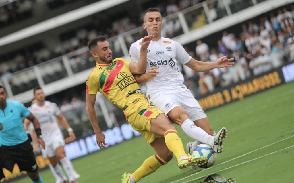 Santos tem poucas opções na lateral direita para enfrentar o Brusque Santos enfrenta o Brusque neste sábado (7) (Foto: Lucas Gabriel Cardoso/AGIF)