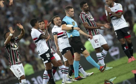 São Paulo sobe o tom após áudio do VAR de jogo contra Fluminense: ‘Conteúdo absurdo’ São Paulo perdeu para o Fluminense na 25ª rodada do Brasileirão (Foto: Jorge Rodrigues/AGIF)